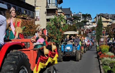 FESTA DA COLÔNIA: Mais de 50 tratores desfilam pelo Centro de Gramado