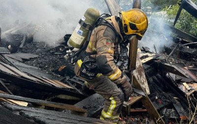 Curto-circuito provoca incêndio e destrói casa em Canela