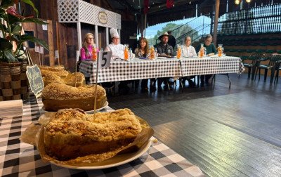Tradicional de uva ou chocolate com café? Saiba qual é a melhor cuca da Festa da Colônia de Gramado