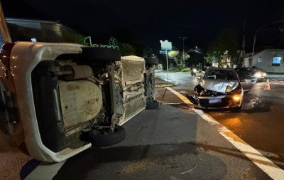 Carro tomba após colisão em avenida movimentada de Novo Hamburgo