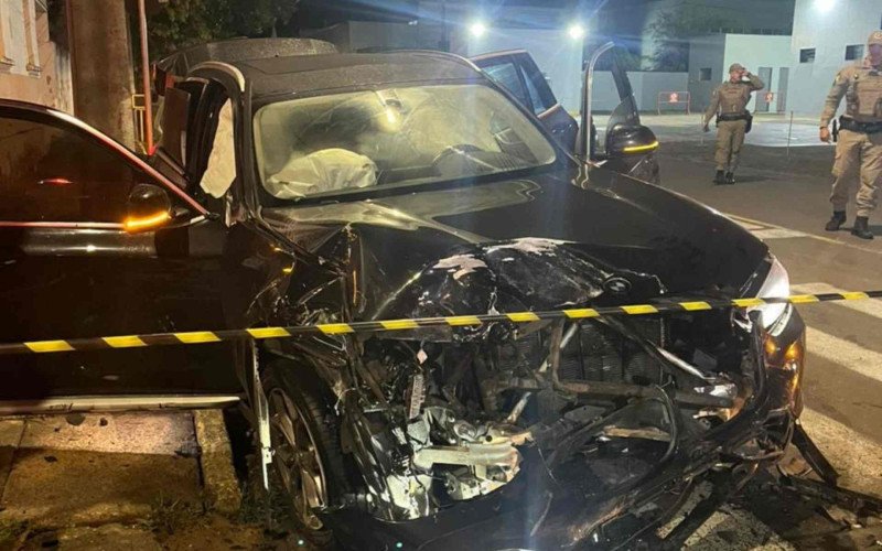 BMW ficou com a frente bem destruída no acidente