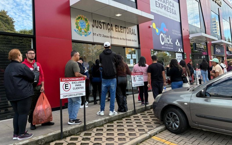 Filas se formaram em busca de atendimento no cartório eleitoral de São Leopoldo nesta segunda-feira (4)