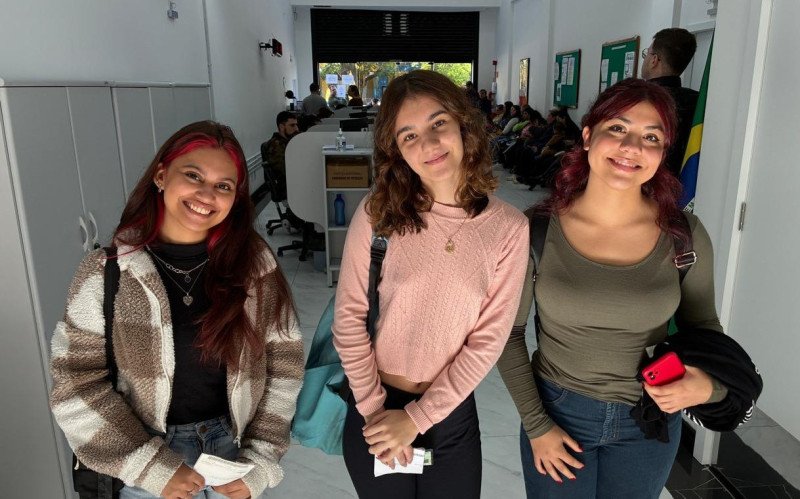 Vitória, Duane e Paloma aguardaram para fazer o primeiro título de eleitor no cartório eleitoral de São Leopoldo nesta segunda-feira (4)