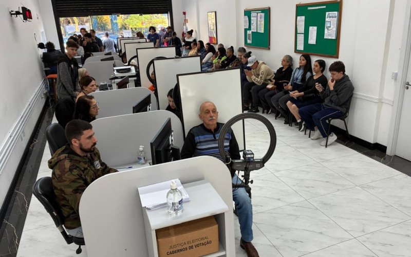 Filas se formaram em busca de atendimento no cartório eleitoral de São Leopoldo nesta segunda-feira (4)