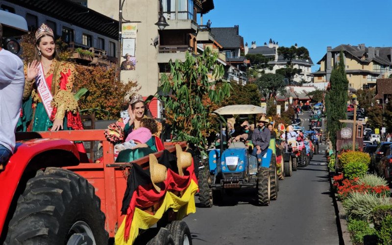 Desfile de Tratores ocorreu na Avenida Borges de Medeiros, pela Festa da Colônia