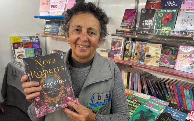 A livreira Dilva Pacheco participa da feira h&aacute; quase 30 anos