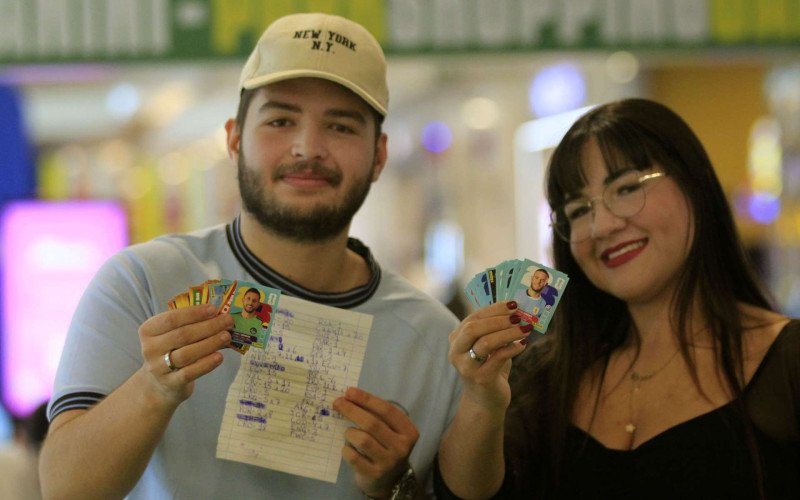 Bryan e a namorada Rafaela compartilham a jornada pelas figurinhas | abc+