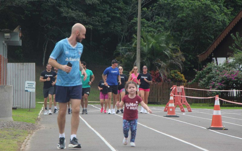 Pai e filha aproveitando para brincar e criarem memórias 