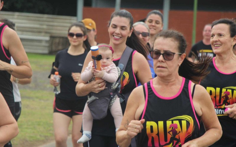 Tainá Natália Hack levou a filha, Malu Hack Castro no meio do pelotão