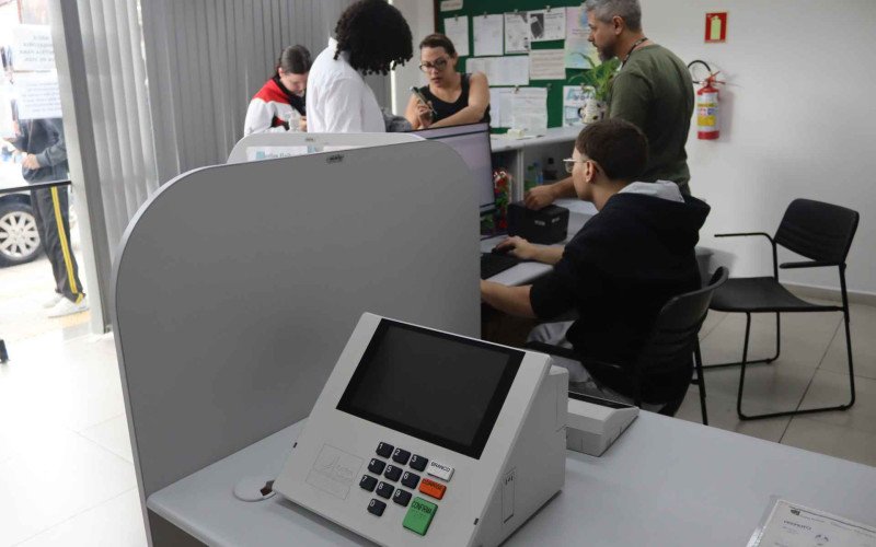 Movimento intenso no começo desta tarde (4) na Central de Atendimento ao Eleitor de Novo Hamburgo para regularização do título | abc+