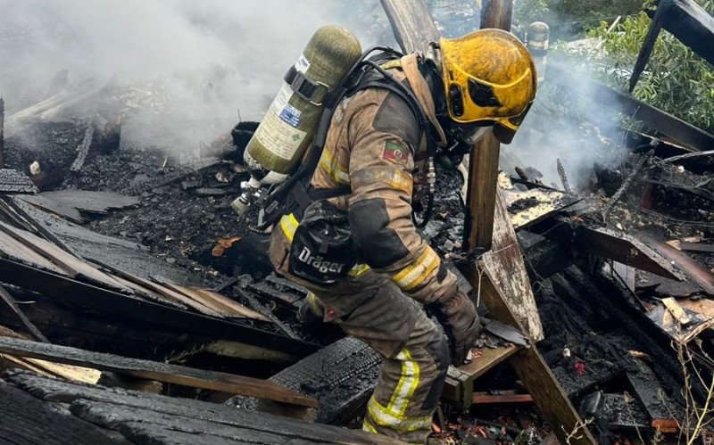 Incêndio destruiu residência na localidade de Adão Mirote, em Canela
