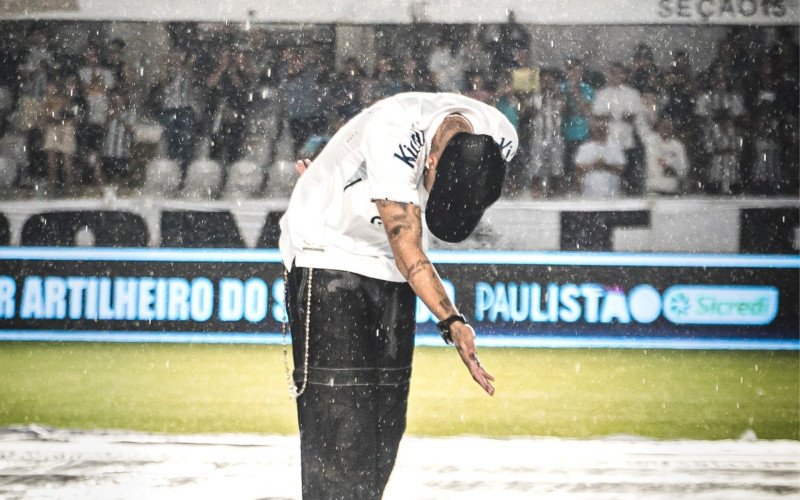 Sob chuva e com muita emoção envolvida, Neymar reencontrou a torcida santista na Vila em 31 de janeiro de 2025<br /> 