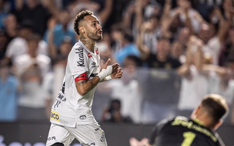 Contra o Sport Recife, Neymar balançou as redes e deu assistência