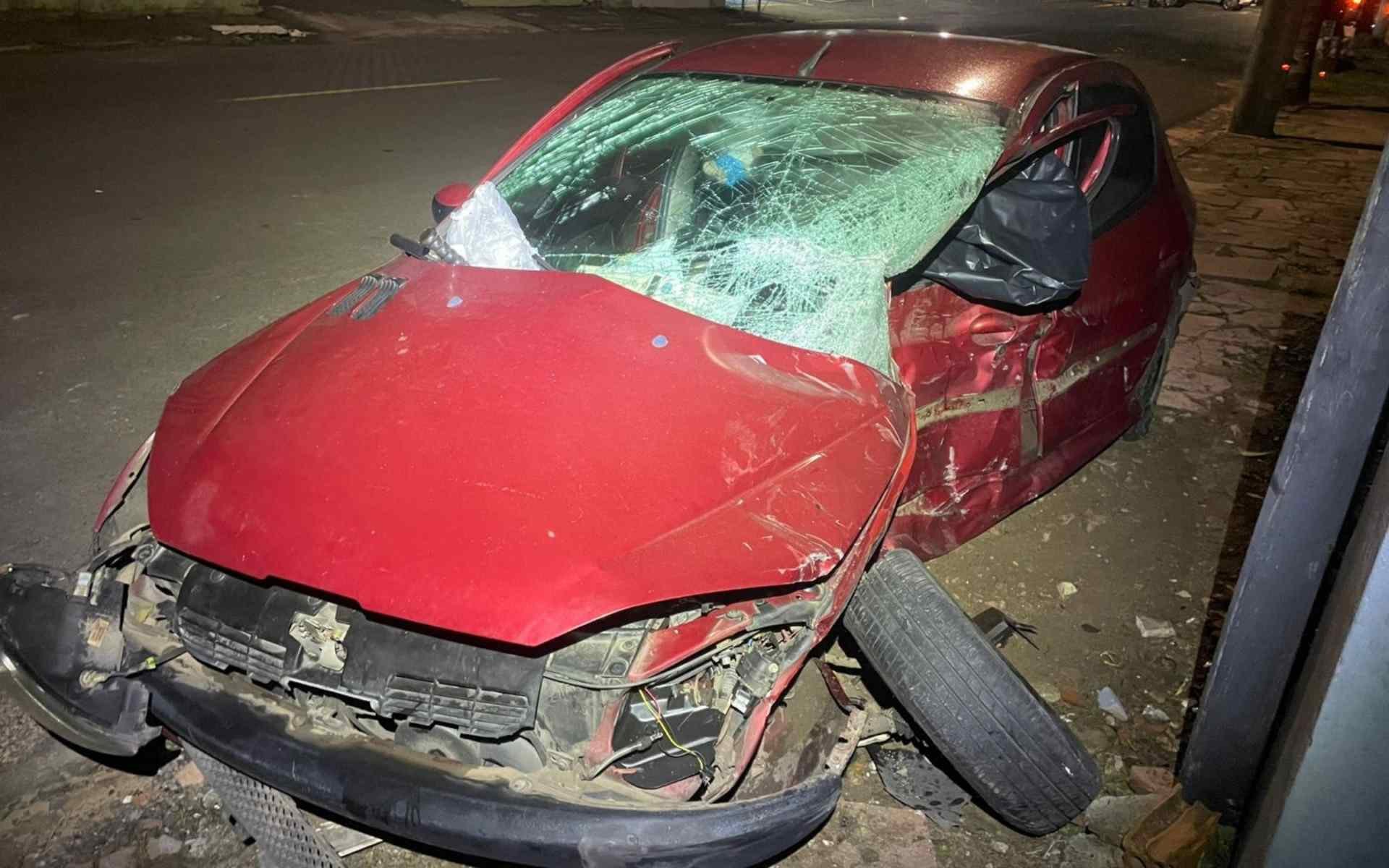 Colis&atilde;o entre BMW e Peugeot deixa um morto em Montenegro; veja imagens