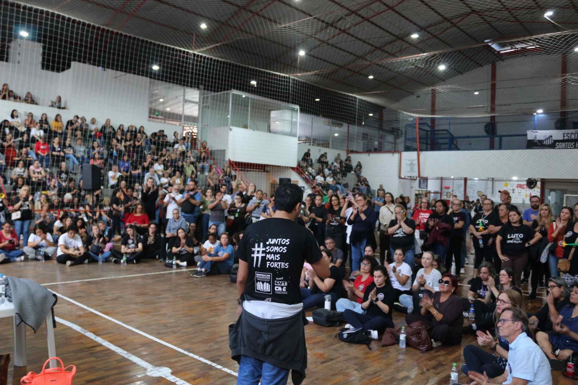 Professores de Canoas votam proposta da Prefeitura e definem futuro da greve nesta segunda-feira