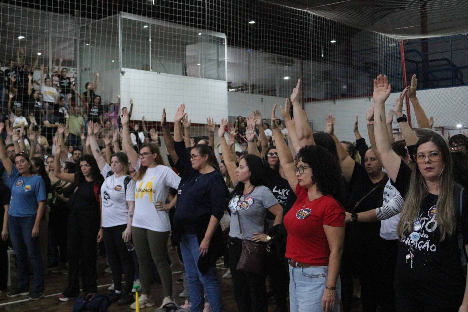 Mesmo ap&oacute;s aprova&ccedil;&atilde;o de projetos na C&acirc;mara, professores municipais mant&ecirc;m greve em Canoas