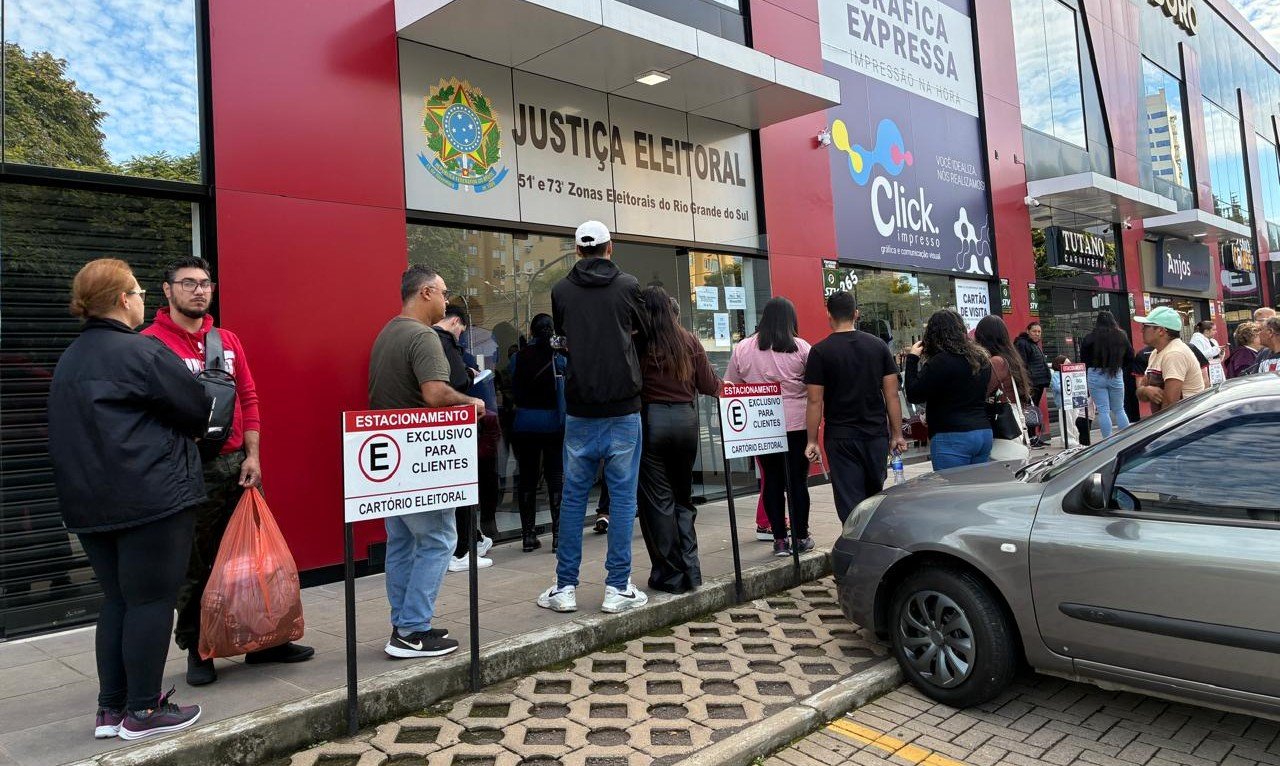 S&atilde;o Leopoldo tem fila de cidad&atilde;os em busca de regularizar o t&iacute;tulo de eleitor; prazo termina na quarta-feira