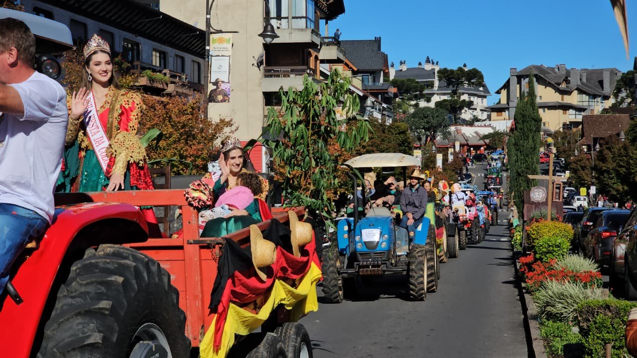 FESTA DA COL&Ocirc;NIA: Mais de 50 tratores desfilam pelo Centro de Gramado