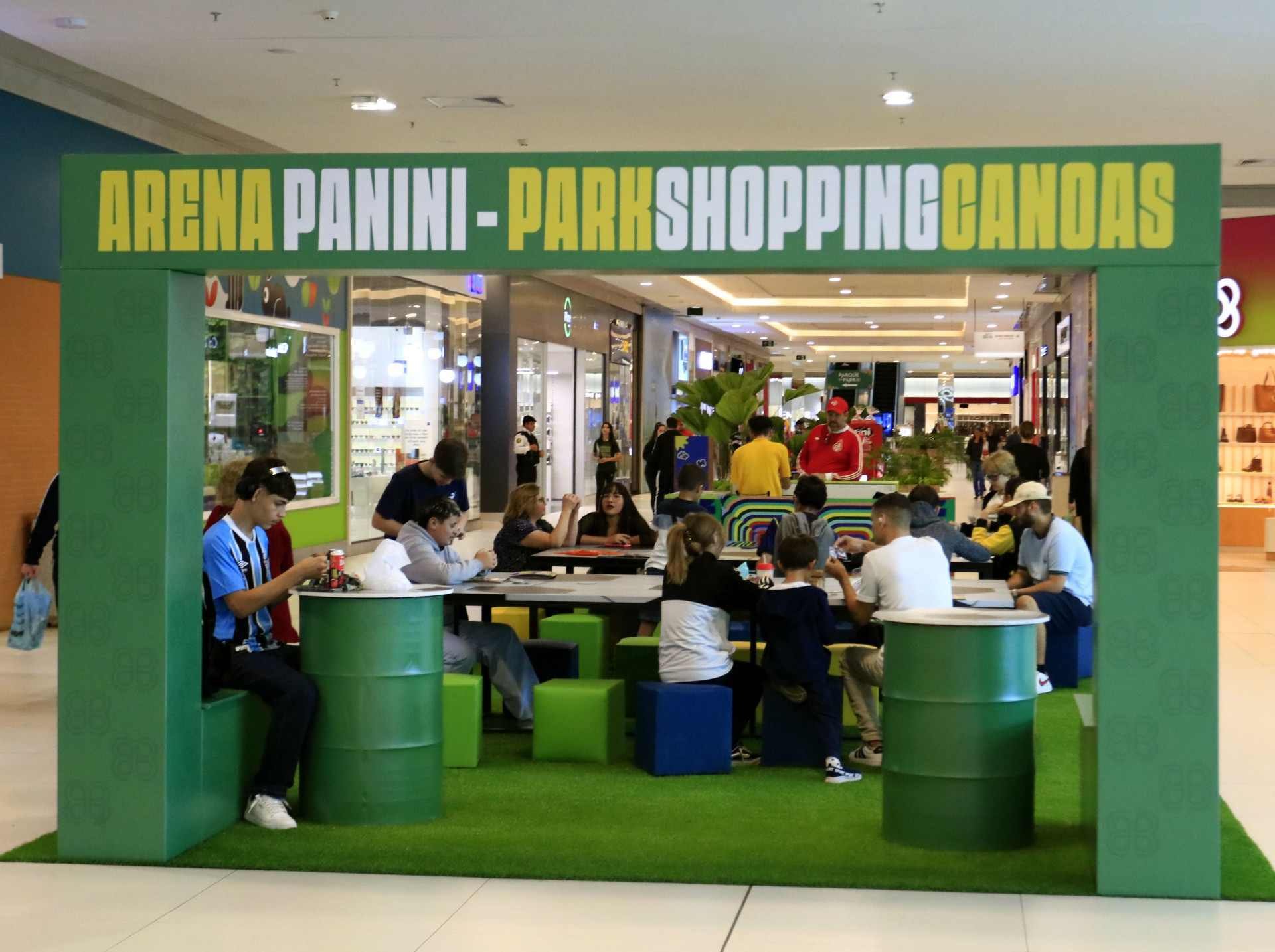 V&Iacute;DEO: Arena Panini re&uacute;ne colecionadores de figurinhas no ParkShopping Canoas