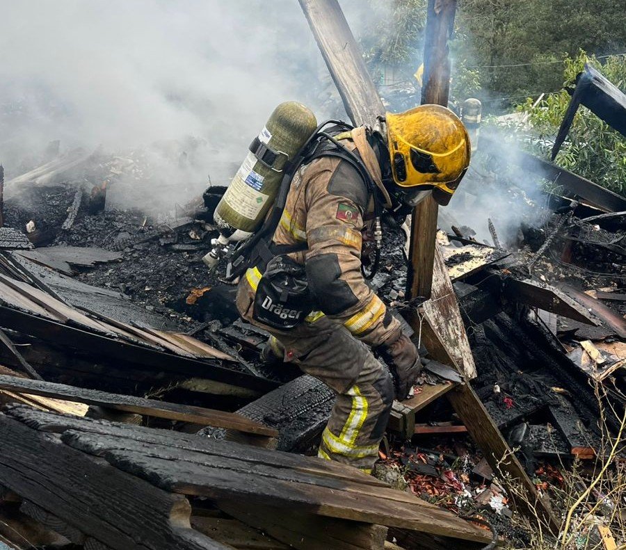 Curto-circuito provoca inc&ecirc;ndio e destr&oacute;i casa em Canela