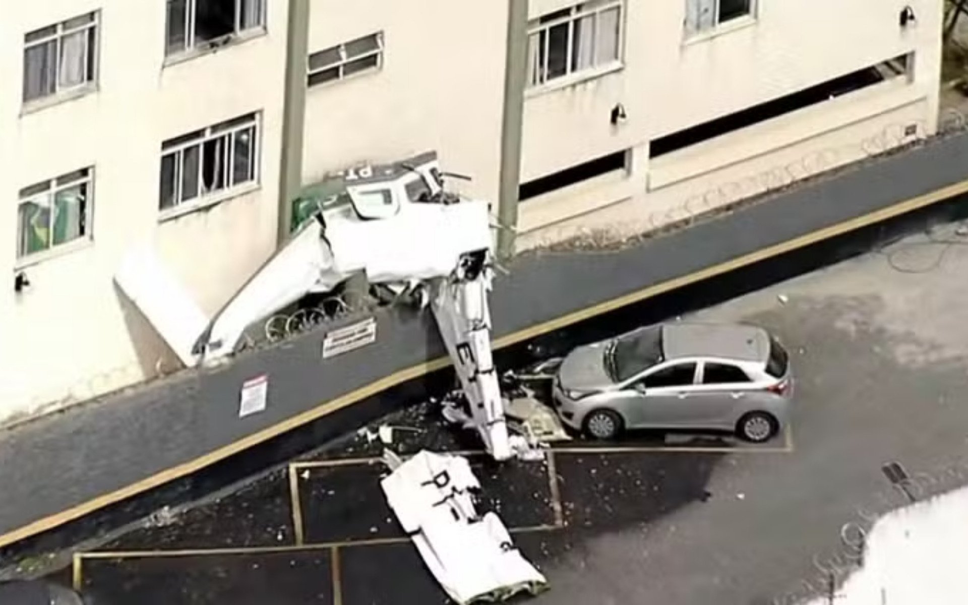 V&Iacute;DEO: Avi&atilde;o cai e atinge pr&eacute;dio em Belo Horizonte