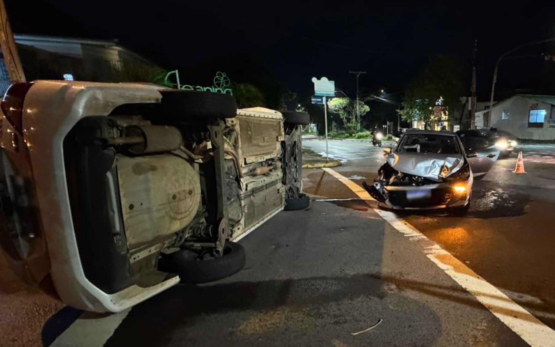 Carro tomba ap&oacute;s colis&atilde;o em avenida movimentada de Novo Hamburgo