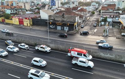 BR-116: Colisão entre carro e viatura da Brigada Militar deixa uma pessoa ferida e causa congestionamento em São Leopoldo
