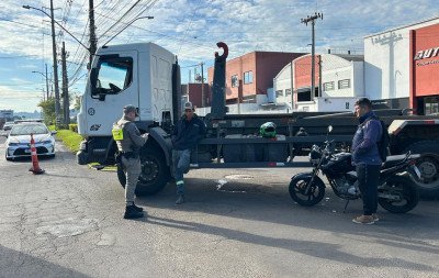 Caminhão e moto colidem em movimentada avenida de Novo Hamburgo