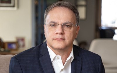 César Saut fala no palco Negócios Conscientes da Gramado Summit