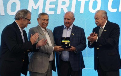 Julio Mottin, do Grupo Panvel, recebe medalha Ordem do Mérito Industrial