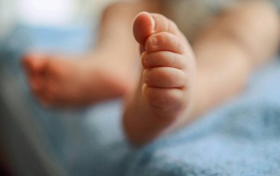 Bebê de 1 ano morre atropelado pelo pai em manobra na garagem em SC
