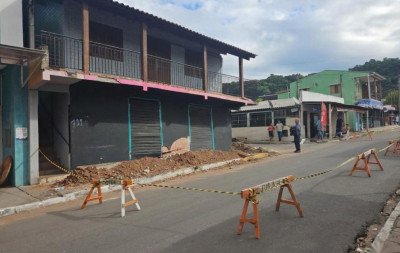 "Iminente risco de queda": Prédio é interditado e rua é bloqueada em Novo Hamburgo