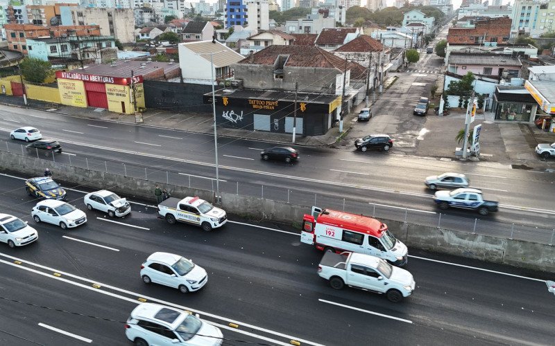 Colisão entre carro e viatura da Brigada Militar deixa uma pessoa ferida e causa congestionamento em São Leopoldo | abc+