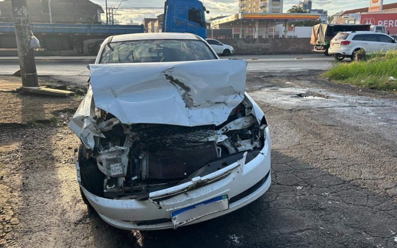 Colisão entre carro e viatura da Brigada Militar deixa uma pessoa ferida e causa congestionamento em São Leopoldo