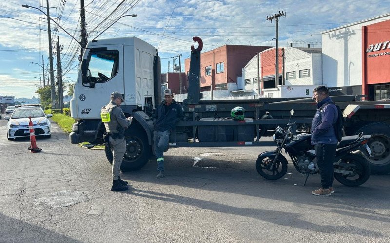 Acidente entre caminhão e moto na Avenida Sete de Setembro, em Novo Hamburgo | abc+