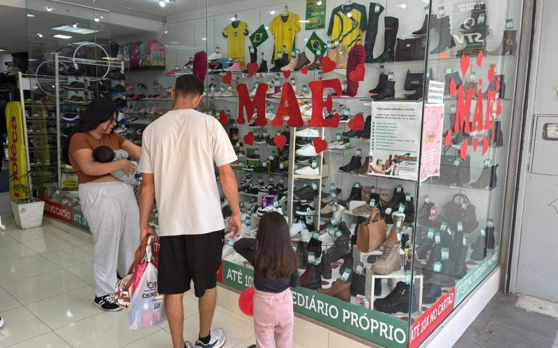 Comércio para o Dia das Mães - Wesley levou Bianca e os filhos para escolher um presente para a companheira