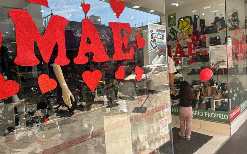 Comércio para o Dia das Mães - vitrine decorada para a data