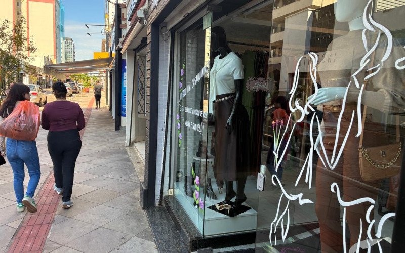 Comércio para o Dia das Mães - loja preparou vitrine com mensagem e desenho simbólico
