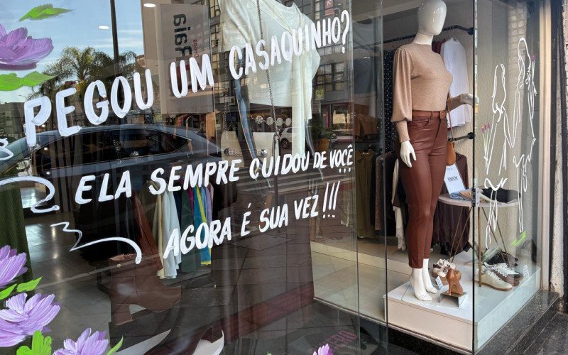 Loja preparou vitrine com mensagem e desenho simbólico