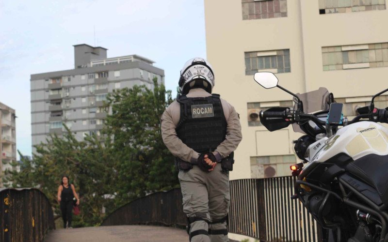 Passarela sobre a BR-116 junto a Praça do Avião é visada por criminosos, em Canoas | abc+