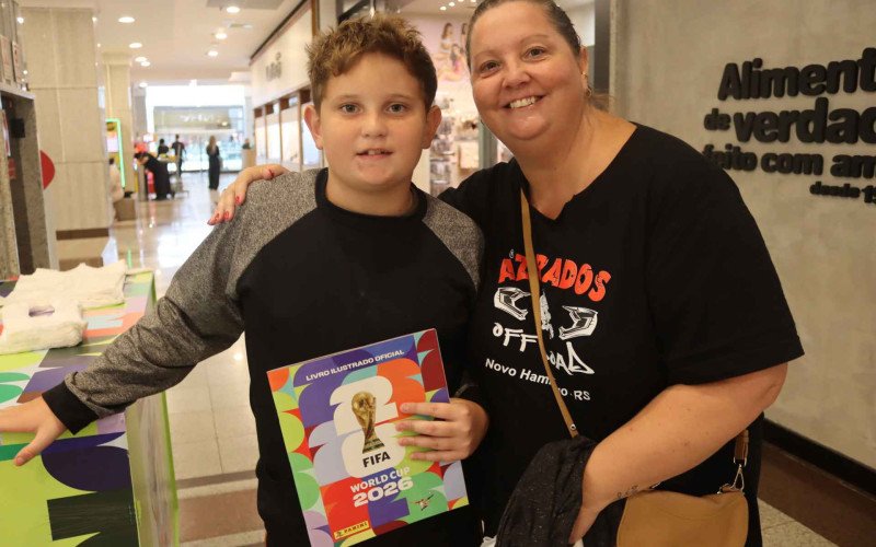 Miguel e Letícia já adquiriram o álbum da Copa do Mundo e iniciaram a trajetória para completá-lo | abc+