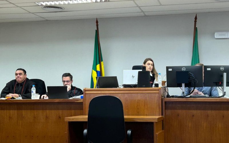 Novo julgamento de Adriana Guinthner, de 55 anos, acusada de matar o escrivão judicial Paulo Cesar Ruschel, ocorre no Fórum de Novo Hamburgo