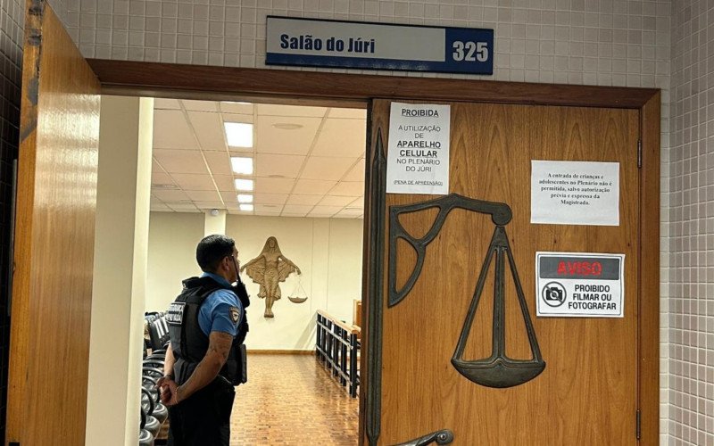 Novo julgamento de Adriana Guinthner, de 55 anos, acusada de matar o escrivão judicial Paulo Cesar Ruschel, ocorre no Fórum de Novo Hamburgo