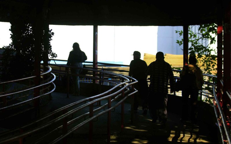 Travessia nas estações da Trensurb carece de segurança, segundo os moradores de Canoas | abc+