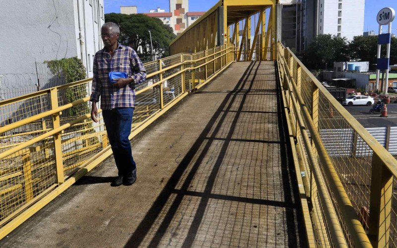 Nova passarela amarela ao lado do Conjunto Comercial é alvo de ataques ao entardecer, segundo relatos | abc+