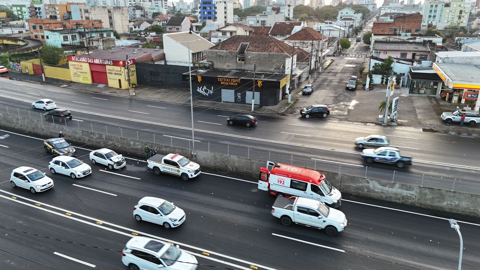 BR-116: Colis&atilde;o entre carro e viatura da Brigada Militar deixa uma pessoa ferida e causa congestionamento em S&atilde;o Leopoldo