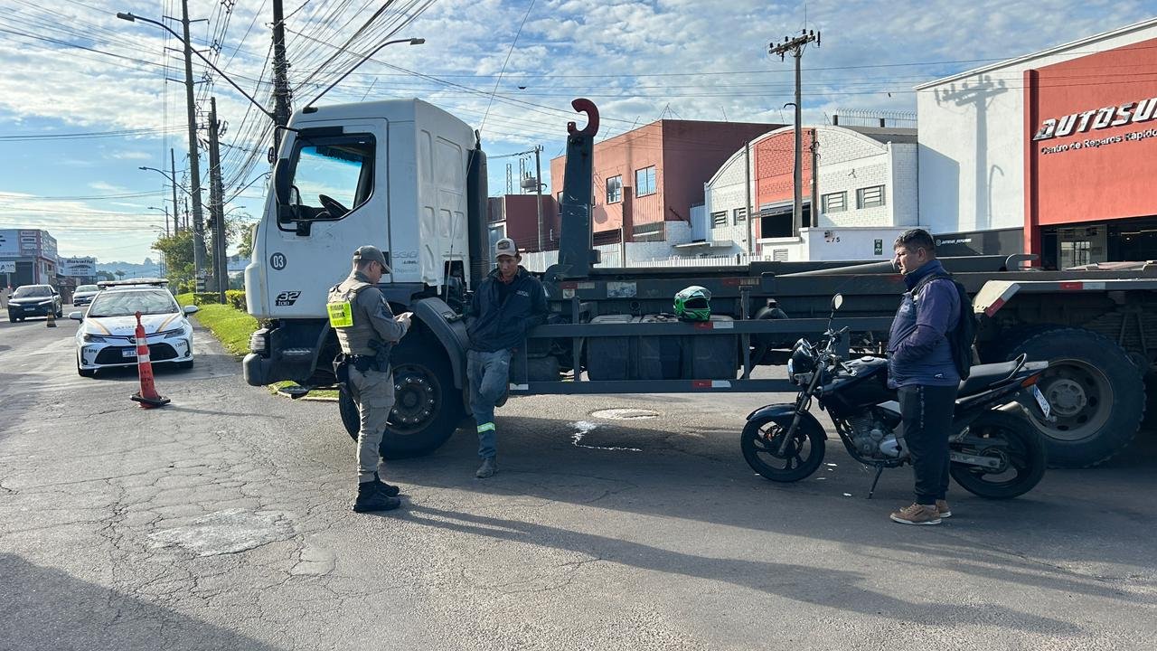 Caminh&atilde;o e moto colidem em movimentada avenida de Novo Hamburgo