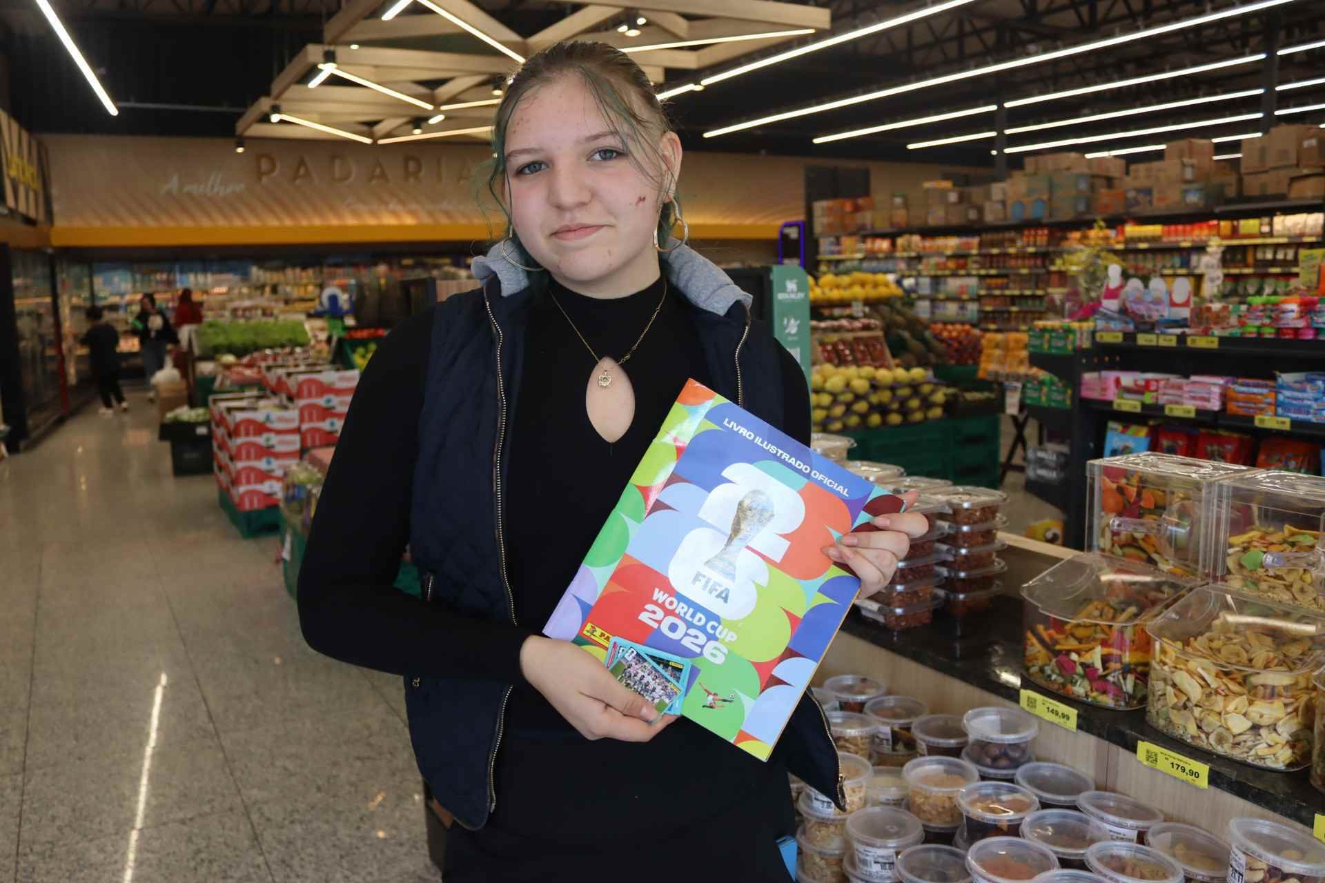 Álbum da Copa do Mundo movimenta vendas e troca de figurinhas em Novo Hamburgo