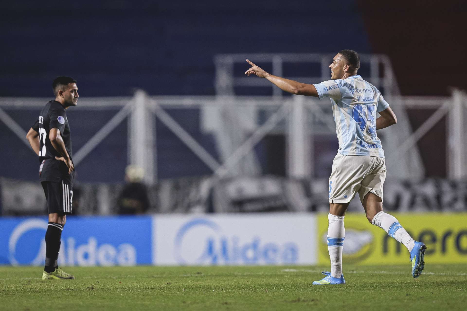 Gr&ecirc;mio bate o Riestra, encerra seca como visitante e lidera grupo na Sul-Americana