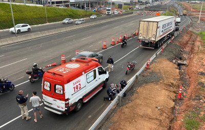 VÍDEO: Caminhão passa por cima da perna de motociclista na BR-116, no Vale do Sinos